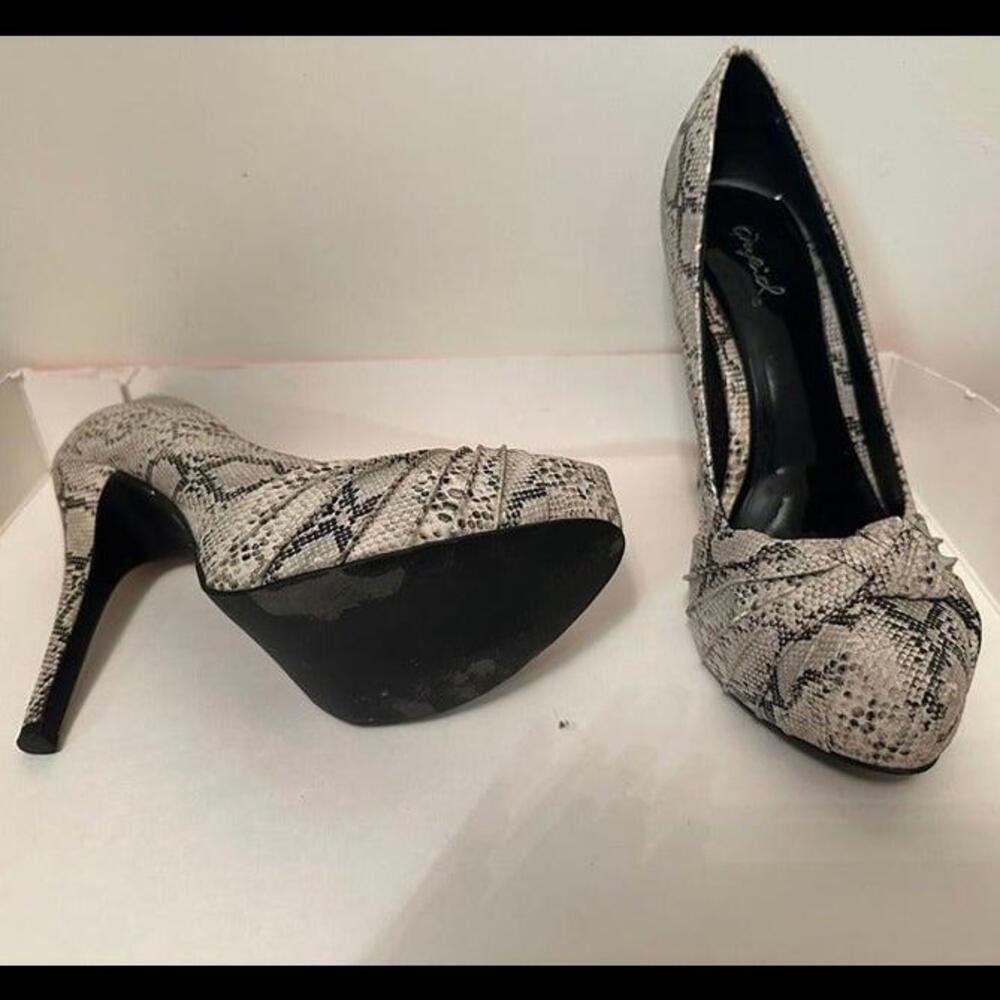 Wildly Chic Snakeskin Stilettos - Elevate Your Style Game - Picture 2 of 4